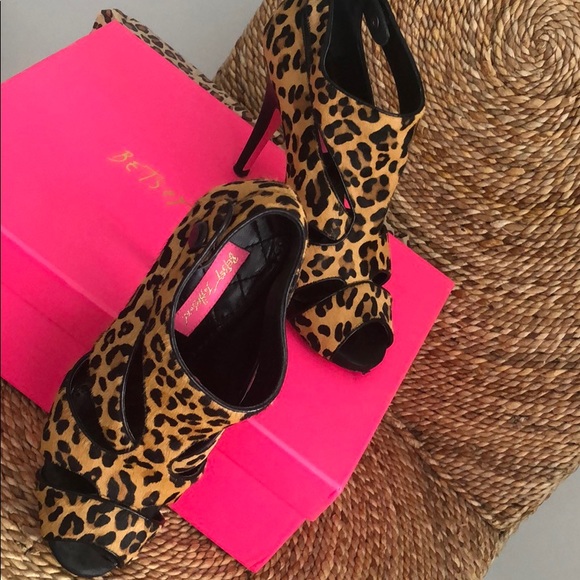 Betsy Johnson Leopard print open toe high heels - Picture 2 of 3